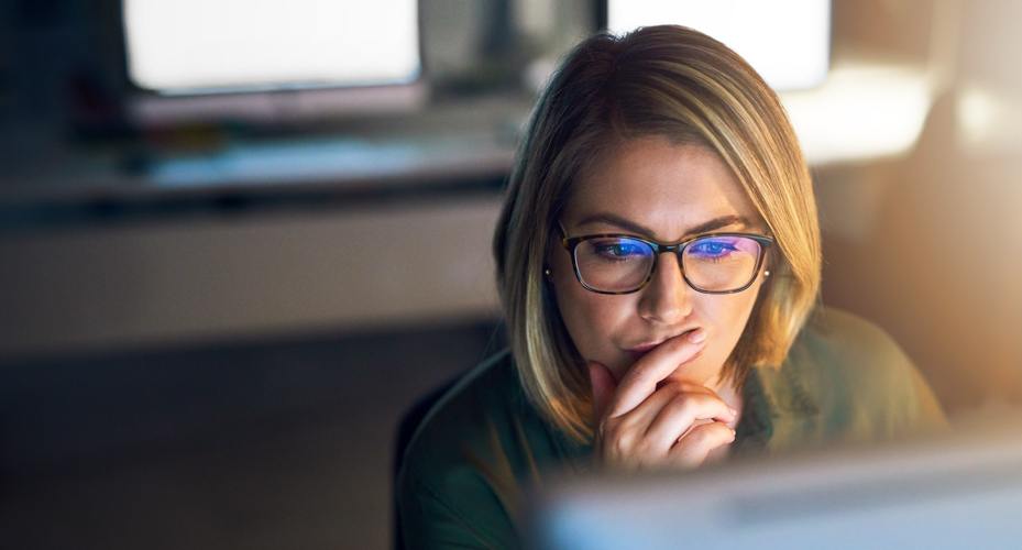 woman doing research on teaching degrees on computer